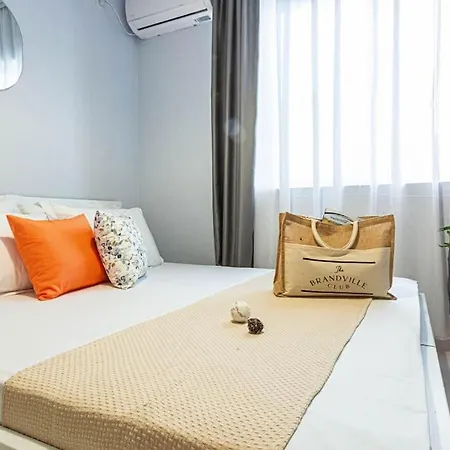 32 - & Access Apartament *